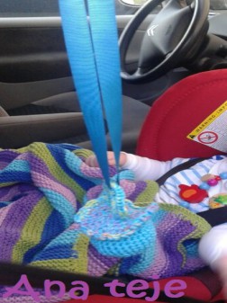 Diversión para este txiki en el coche de sus aitas